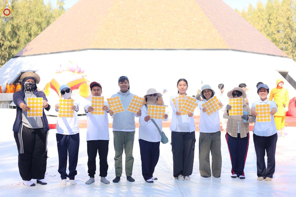 ภาพ No.300510:ภาพเบื้องหลังอาสาสมัครรวมใจ ชุดที่ 3 ในโครงการธรรมยาตรา กตัญญูบูชา มหาปูชนียาจารย์ พระมงคลเทพมุนี(สด จนฺทสโร) พระผู้ปราบมาร อนุสรณ์สถาน 7 แห่ง ปีที่ 14