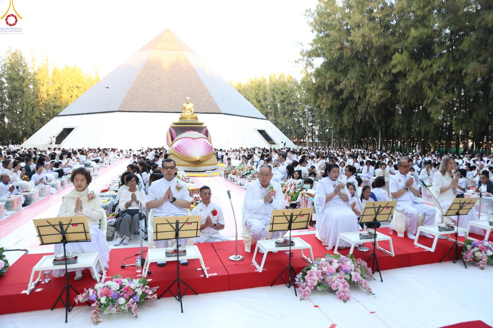 ภาพ No.289254:วันที่ 7 มกราคม พ.ศ. 2569 พิธีตักบาตรพระธรรมยาตรา ณ อนุสรณ์สถานลำดับที่ 1 สถานที่เกิดด้วยรูปกายเนื้อ อนุสรณ์สถานมหาวิหารพระมงคลเทพมุนี (โลตัสแลนด์) อ.สองพี่น้อง จ.สุพรรณบุรี ในโครงการธรรมยาตรา กตัญญูบูชา มหาปูชนียาจารย์ พระมงคลเทพมุนี(สด จนฺทสโร) พระผู้ป