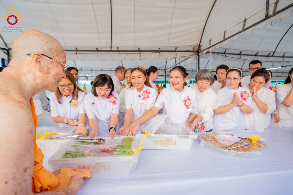 ภาพ No.297961:วันที่ 19 มกราคม พ.ศ. 2569 พิธีถวายภัตตาหารเป็นสังฆทาน แด่พระธรรมยาตรา ณ อนุสรณ์สถานบางปลา วัดบางปลา อำเภอบางเลน จังหวัดนครปฐม ในโครงการธรรมยาตรา กตัญญูบูชา มหาปูชนียาจารย์ พระมงคลเทพมุนี(สด จนฺทสโร) พระผู้ปราบมาร อนุสรณ์สถาน 7 แห่ง ปีที่ 14