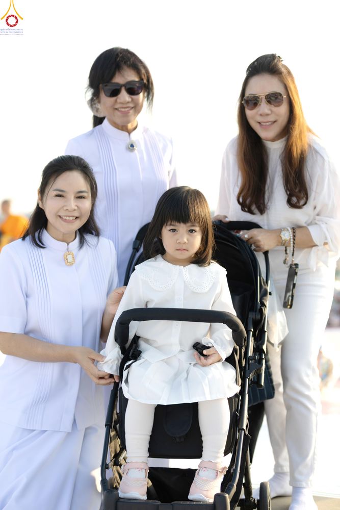 ภาพ No.279937:วันที่ 1 มกราคม พ.ศ.2569 พิธีตักบาตรในวันขึ้นปีใหม่ ณ ลานธรรม วัดพระธรรมกาย