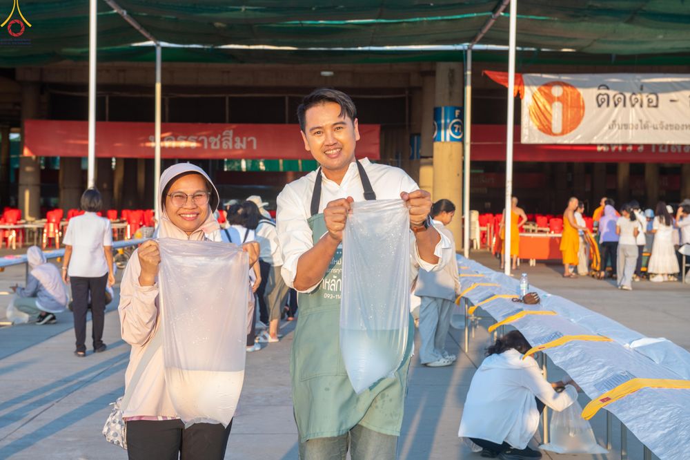 ภาพ No.321250:วันที่ 10-11 เมษายน พ.ศ.2569 การเตรียมกล่องไทยธรรม และการติดผ้ารับประเคน เพื่องานถวายมหาสังฆทาน 40,000 กว่าวัดทั่วประเทศ วันคุ้มครองโลก 22 เมษายน พ.ศ.2569 วัดพระธรรมกาย