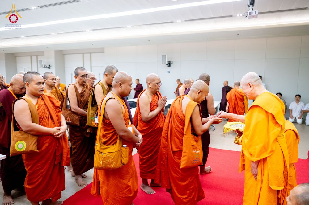 ภาพ No.325600:วันที่ 24 เมษายน พ.ศ.2569 หลวงพ่อทัตตชีโว รองเจ้าอาวาสวัดพระธรรมกาย ถวายการต้อนรับและปฏิสันถารคณะสงฆ์เมียนมาร์