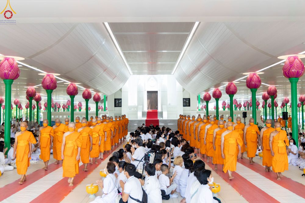 ภาพ No.82730:พิธีเวียนประทักษิณ, พิธีวันทาเจดีย์ ณ มหาธรรมกายเจดีย์  พิธีบรรพชาหมู่พระพี่เลี้ยงเข้าพรรษา, ธรรมทายาทอุดมศึกษา รุ่นที่ 50(ภาคฤดูฝน) และธรรมทายาทพุทธศาสตร์สากล รุ่นที่ 7 (ภาคฤดูฝน) วันเสาร์ที่ 17 มิถุนายน พ.ศ. 2566 ณ  โบสถ์พระไตรปิฎก วัดพระธรรมกาย จ.ปทุม