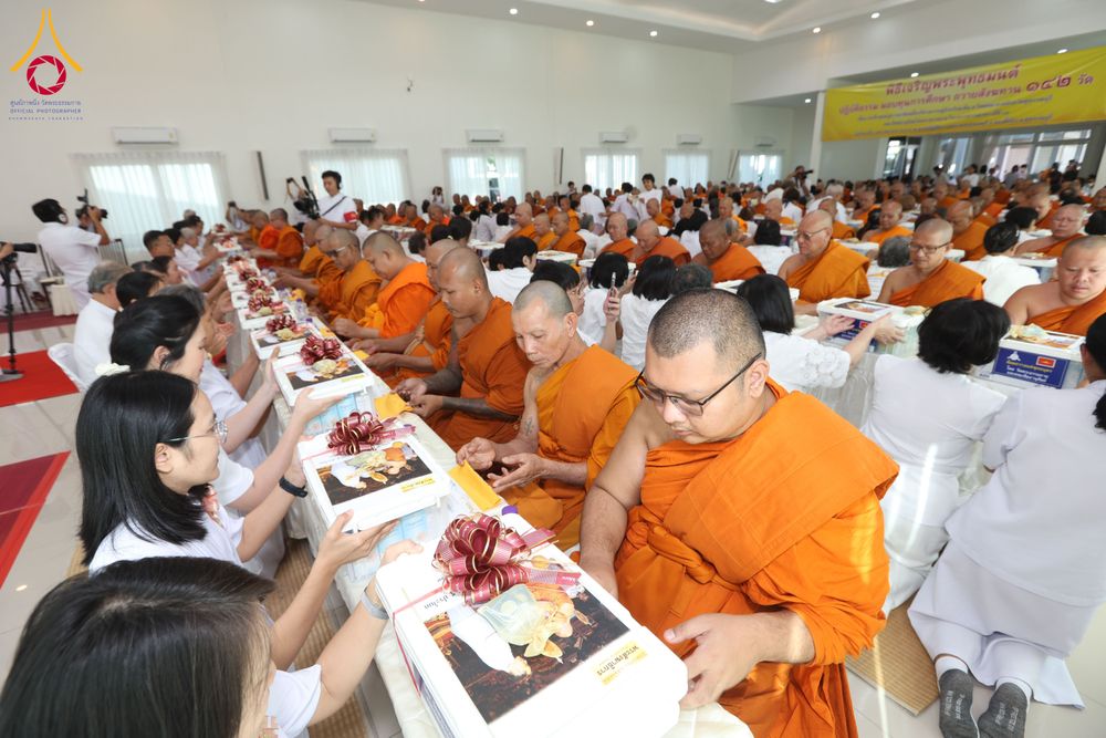 ภาพ No.290345:วันอังคารที่ 6 มกราคม พ.ศ. 2569 พิธีเจริญพุทธมนต์ ปฏิบัติธรรม มอบทุนการศึกษา ถวายสังฆทาน 142 วัด ณ ศูนย์ปฏิบัติธรรมพระมงคลเทพมุนี อ.สองพี่น้อง จ.สุพรรณบุรี