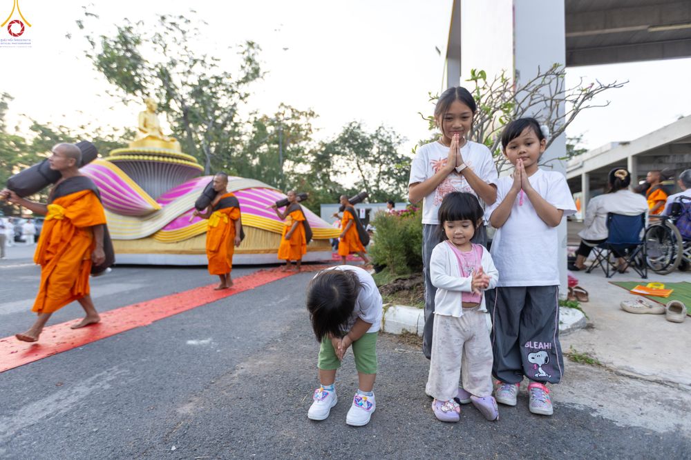 ภาพ No.287921:วันที่ 3 มกราคม พ.ศ. 2569 พิธีต้อนรับพระธรรมยาตรา ครั้งที่ 2 (ภาพชุดที่ 2) ในโครงการธรรมยาตรา กตัญญูบูชา มหาปูชนียาจารย์ พระมงคลเทพมุนี(สด จนฺทสโร) พระผู้ปราบมาร อนุสรณ์สถาน 7 แห่ง ปีที่ 14 ณ อนุสรณ์สถานมหาวิหารพระมงคลเทพมุนี (โลตัสแลนด์) อ.สองพี่น้อง จ.