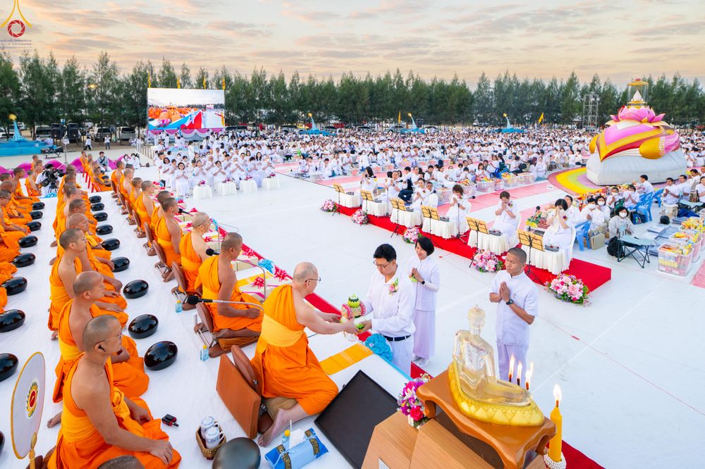 ภาพ No.302461:วันที่ 24 มกราคม พ.ศ. 2569 พิธีตักบาตรพระธรรมยาตรา ณ อนุสรณ์สถานลำดับที่ 5 สถานที่เผยแผ่วิชชาธรรมกายครั้งแรก อนุสรณ์สถานบางปลา วัดบางปลา อำเภอบางเลน จังหวัดนครปฐม ในโครงการธรรมยาตรา กตัญญูบูชา มหาปูชนียาจารย์ พระมงคลเทพมุนี(สด จนฺทสโร) พระผู้ปราบมาร อนุส