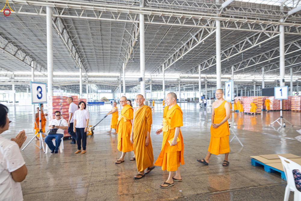 ภาพ No.321975:วันที่ 12 -13 เมษายน พ.ศ.2569 การเตรียมกล่องไทยธรรม + การขนย้ายเก้าอี้ เพื่องานถวายมหาสังฆทาน 40,000 กว่าวัดทั่วประเทศ วันคุ้มครองโลก 22 เมษายน พ.ศ.2569 วัดพระธรรมกาย