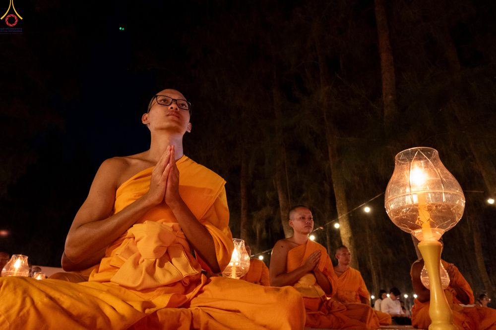 ภาพ No.290220:วันที่ 6 มกราคม พ.ศ. 2569 พิธีจุดประทีปถวายเป็นพุทธบูชา และบูชาธรรมมหาปูชนียาจารย์ (ภาพชุดที่ 2) ณ อนุสรณ์สถานมหาวิหารพระมงคลเทพมุนี (โลตัสแลนด์) อ.สองพี่น้อง จ.สุพรรณบุรี ในโครงการธรรมยาตรา กตัญญูบูชา มหาปูชนียาจารย์ พระมงคลเทพมุนี(สด จนฺทสโร) พระผู้ปรา