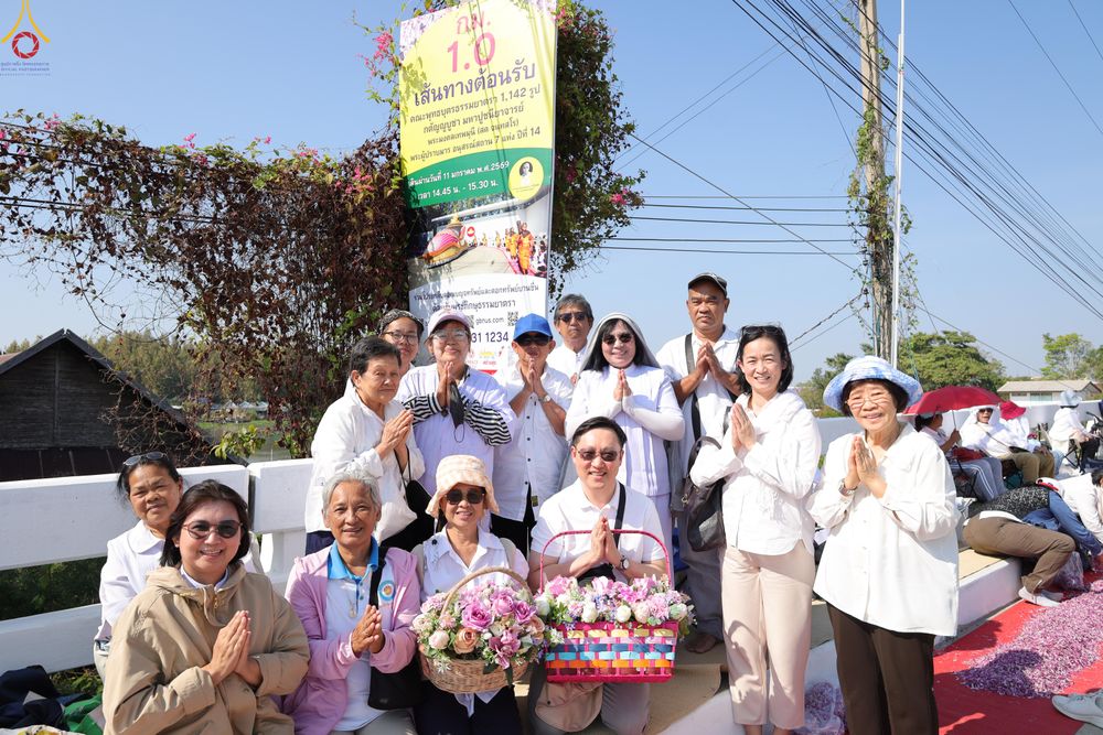 ภาพ No.292749:วันที่ 11 มกราคม พ.ศ. 2569 พิธีต้อนรับพระธรรมยาตรา ณ อนุสรณ์สถานลำดับที่ 3 สถานที่เกิดในเพศสมณะ วัดสองพี่น้อง อำเภอสองพี่น้อง จังหวัดสุพรรณบุรี ในโครงการธรรมยาตรา กตัญญูบูชา มหาปูชนียาจารย์ พระมงคลเทพมุนี(สด จนฺทสโร) พระผู้ปราบมาร อนุสรณ์สถาน 7 แห่ง ปีที