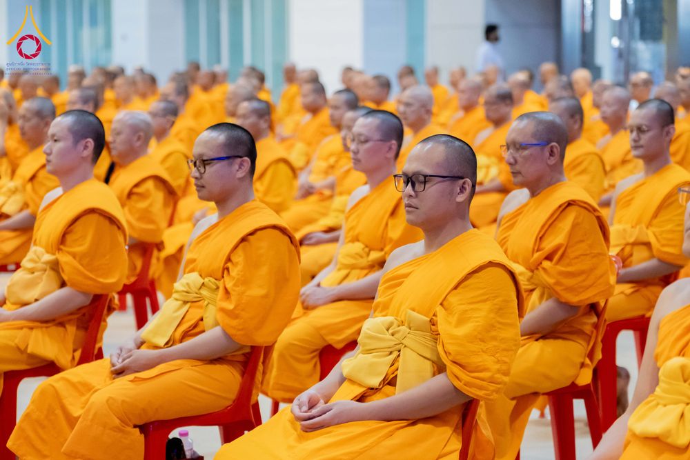 ภาพ No.284795:วันอาทิตย์ที่ 14 ธันวาคม พ.ศ.2568  พิธีปฏิบัติธรรม พิธีถวายภัตตาหารเป็นสังฆทาน พิธีมอบต้นสมบัติจักรพรรดิ ถวายแด่เจ้าอาวาสและประธานสงฆ์ 236 ศูนย์ส่งเสริมศีลธรรมทั่วโลก ณ สภาธรรมกายสากล วัดพระธรรมกาย