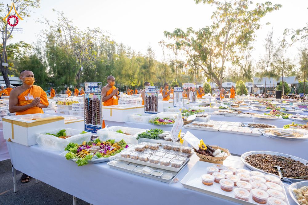 ภาพ No.292704:วันที่ 12 มกราคม พ.ศ. 2569 พิธีถวายภัตตาหารเป็นสังฆทาน แด่พระธรรมยาตรา ณ อนุสรณ์สถานมหาวิหารพระมงคลเทพมุนี (โลตัสแลนด์) อ.สองพี่น้อง จ.สุพรรณบุรี ในโครงการธรรมยาตรา กตัญญูบูชา มหาปูชนียาจารย์ พระมงคลเทพมุนี(สด จนฺทสโร) พระผู้ปราบมาร อนุสรณ์สถาน 7 แห่ง ปี