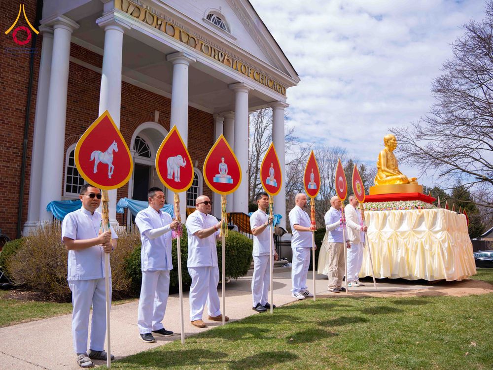 ภาพ No.319065:วันที่ 29 มีนาคม พ.ศ.2569 พิธีอัญเชิญรูปหล่อพระมงคลเทพมุนี (สด จนฺทสโร) ประดิษฐาน ณ ห้องปฏิบัติธรรม “มงคลรัตนโชติ”  วัดพระธรรมกายชิคาโก ประเทศสหรัฐอเมริกา