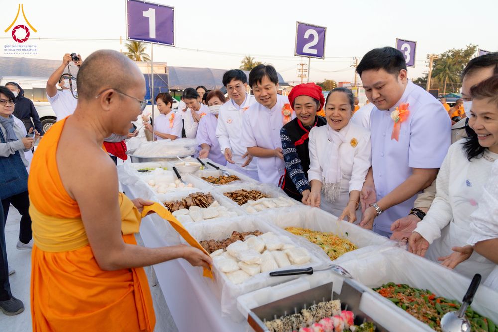 ภาพ No.290842:วันที่ 9 มกราคม พ.ศ. 2569 พิธีถวายภัตตาหารเป็นสังฆทาน แด่พระธรรมยาตรา ณ อนุสรณ์สถานคลองบางนางแท่น อ.สามพราน จ.นครปฐม ในโครงการธรรมยาตรา กตัญญูบูชา มหาปูชนียาจารย์ พระมงคลเทพมุนี(สด จนฺทสโร) พระผู้ปราบมาร อนุสรณ์สถาน 7 แห่ง ปีที่ 14