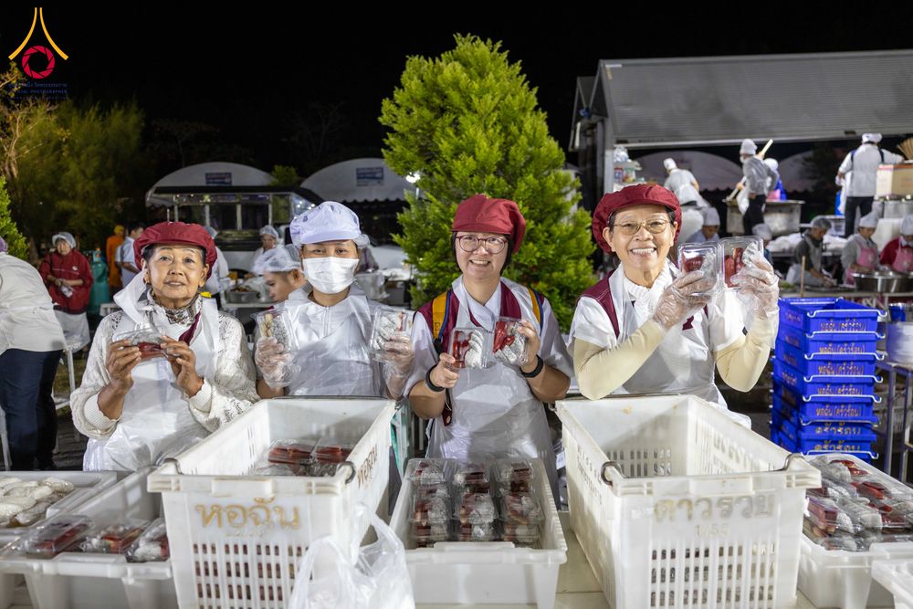 ภาพ No.293427:วันที่ 13 มกราคม พ.ศ. 2569 พิธีถวายภัตตาหารเป็นสังฆทาน แด่พระธรรมยาตรา ณ อนุสรณ์สถานมหาวิหารพระมงคลเทพมุนี (โลตัสแลนด์) อ.สองพี่น้อง จ.สุพรรณบุรี ในโครงการธรรมยาตรา กตัญญูบูชา มหาปูชนียาจารย์ พระมงคลเทพมุนี(สด จนฺทสโร) พระผู้ปราบมาร อนุสรณ์สถาน 7 แห่ง ปี