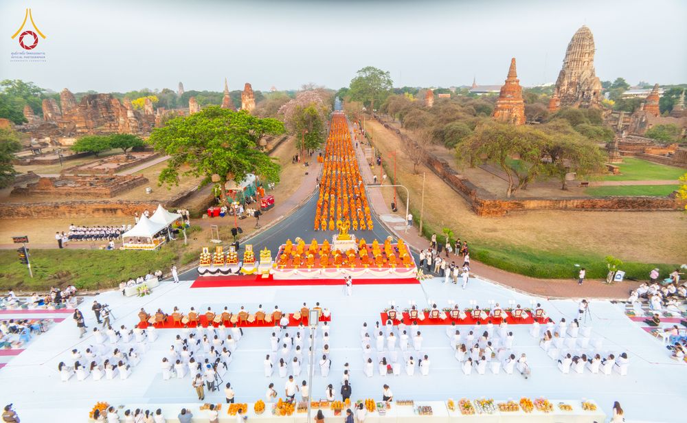 ภาพ No.318046:วันเสาร์ที่ 4 เมษายน พ.ศ. 2569 งานทำบุญเมืองใจกลางอยุธยา  ตักบาตรพระ 1,109 รูป ณ ถนนชีกุน หน้าวัดมหาธาตุ และวัดราชบูรณะ