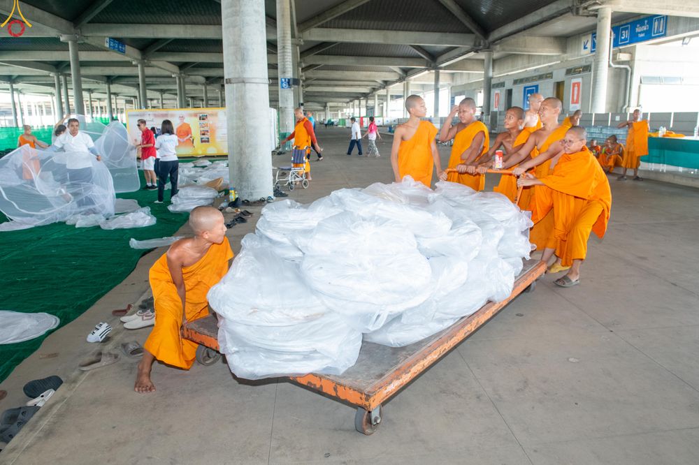 ภาพ No.322993:วันที่ 17-19 เมษายน พ.ศ.2569 การปูผ้ากระสอบขาว , เตรียมจุดฉัน , เตรียมจุดพักค้าง เพื่องานถวายมหาสังฆทาน 40,000 กว่าวัดทั่วประเทศ วันคุ้มครองโลก 22 เมษายน พ.ศ.2569 วัดพระธรรมกาย