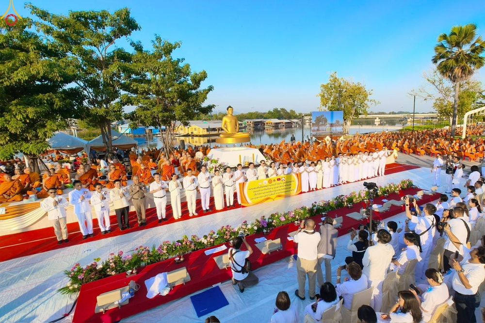 ภาพ No.284177:วันเสาร์ที่ 20 ธันวาคม พ.ศ.2568  พิธีตักบาตรพระ 10,000 รูป เนื่องในโอกาส 194 ปี จังหวัดกาญจนบุรี และอุทิศส่วนกุศลให้แด่บรรพชนทั้งหลาย บริเวณถนนสองแคว (Skywalk) เมืองกาญจนบุรี