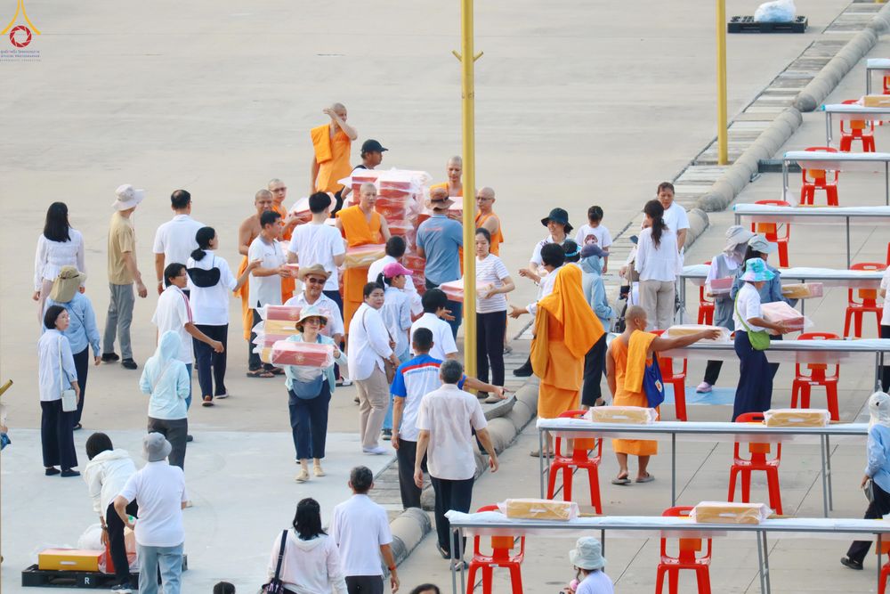 ภาพ No.322590:วันที่ 17 เมษายน พ.ศ.2569 การเรียงกล่องไทยธรรม เรียงน้ำดื่ม เรียงร่ม ณ ลานธรรมพระมหาธรรมกายเจดีย์ เพื่องานถวายมหาสังฆทาน 40,000 กว่าวัดทั่วประเทศ วันคุ้มครองโลก 22 เมษายน พ.ศ.2569 วัดพระธรรมกาย