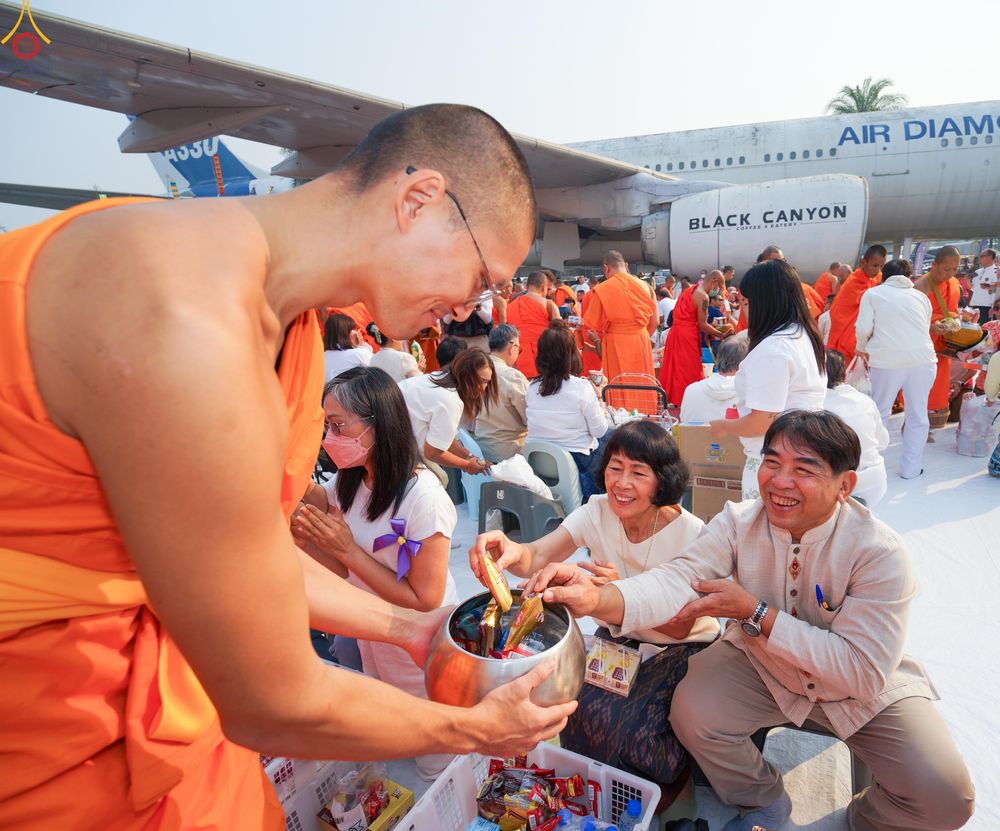 ภาพ No.321068:วันอาทิตย์ที่ 12 เมษายน พ.ศ 2569 พิธีตักบาตรปี๋ใหม่เมืองพระภิกษุสงฆ์ 339 รูป  อุทิศถวายพระราชกุศลสมเด็จพระนางสิริกิติ์  พระบรมราชินีนาถ พระบรมราชชนนีพันปีหลวง และฉลองเมืองแม่แตงครบรอบ 119 ปี ณ ลานโรงแรมแอร์ไดมอนด์ อำเภอแม่แตง จังหวัดเชียงใหม่