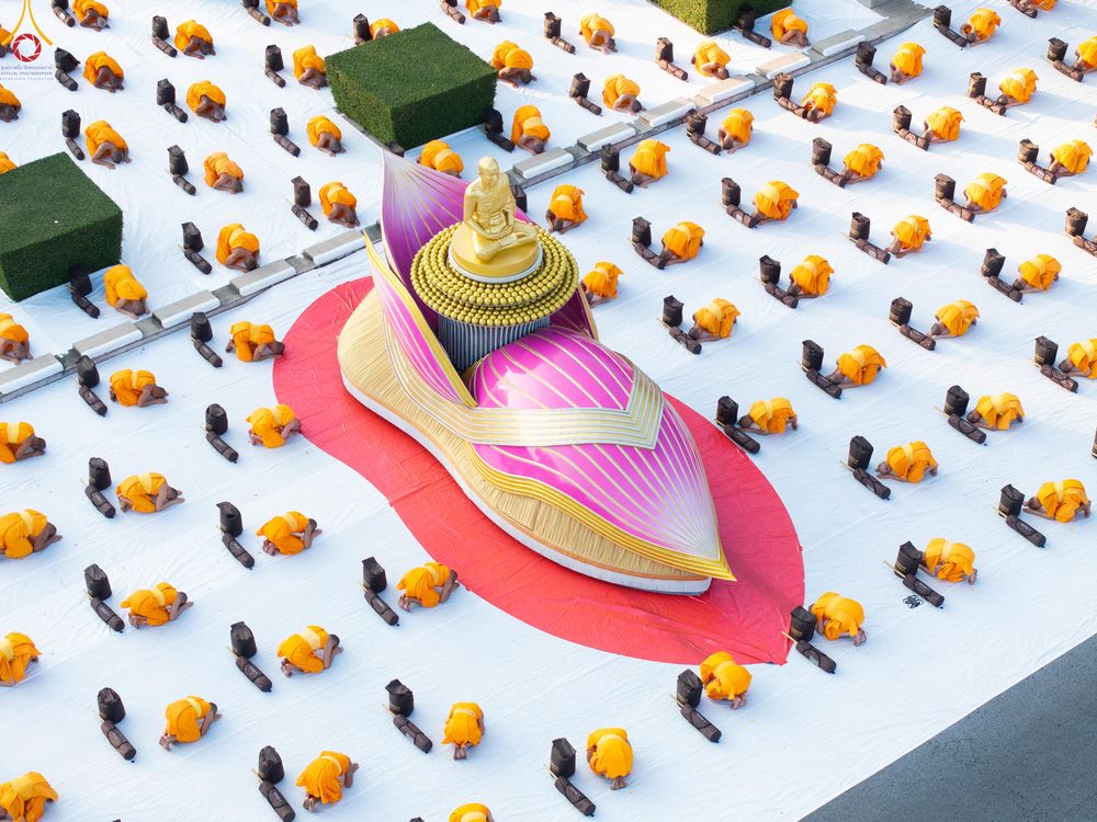 ภาพ No.281621:วันที่ 24 ธันวาคม พ.ศ.2568 พระธรรมยาตรา ปฏิบัติธรรม และถ่ายภาพหมู่ประวัติศาสตร์ ณ ลานหน้ามหาวิหารพระมงคลเทพมุนีฯ วัดพระธรรมกาย