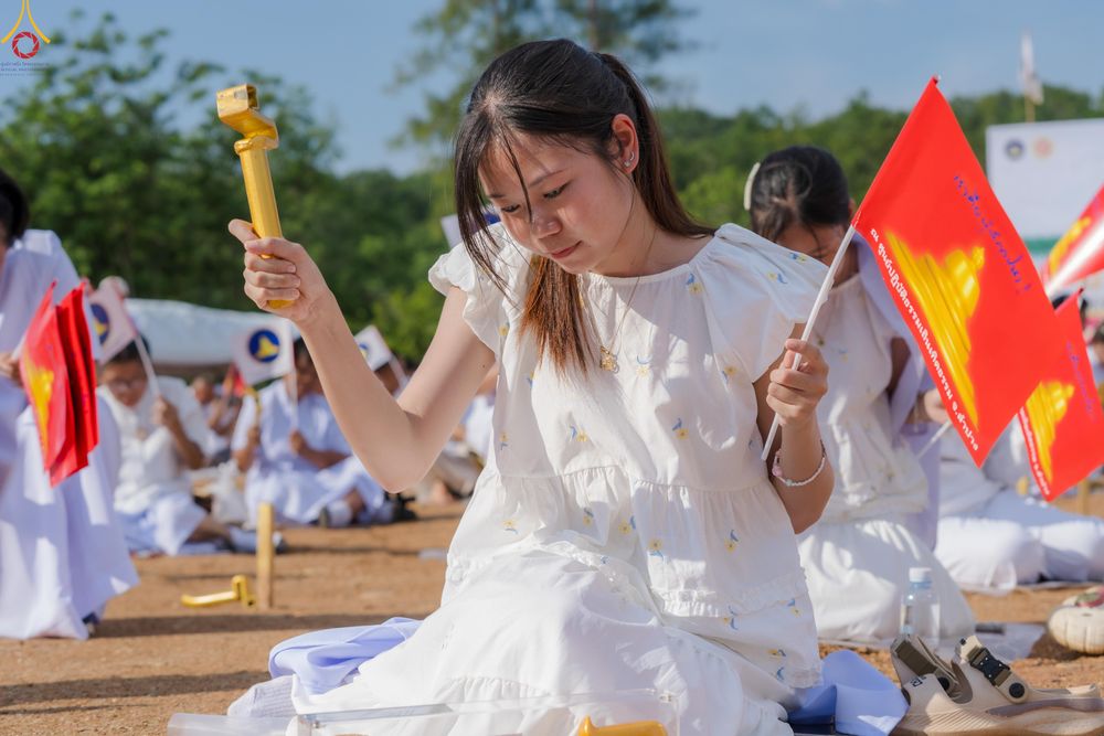 ภาพ No.331699:วันพุธที่ ๓ มิถุนายน พ.ศ.๒๕๖๙ พิธีทอดผ้าป่า ปฏิบัติธรรมกลั่นแผ่นดิน พิธีโปรยรัตนชาติ  และ พิธีตอกเสาเข็ม มงคลต้นแรก สถาปนา "องค์พระเจดีย์เพื่อสร้างสันติภาพโลก"  องค์แรก ครั้งแรกของลำปาง ประตูสู่ภาคเหนือ  ณ ศูนย์ปฏิบัติธรรมเถินเทิดธรรม อ.เถิน จ.ลำปาง