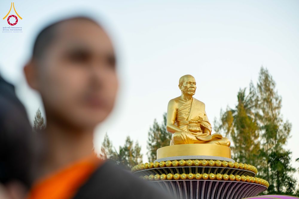 ภาพ No.290633:วันที่ 8 มกราคม พ.ศ. 2569 พระธรรมยาตราปฏิบัติธรรม และถ่ายภาพหมู่ประวัติศาสตร์ ในโครงการธรรมยาตรา กตัญญูบูชามหาปูชนียาจารย์ พระมงคลเทพมุนี(สด จนฺทสโร) พระผู้ปราบมาร อนุสรณ์สถาน 7 แห่ง ปีที่ 14 ณ อนุสรณ์สถานคลองบางนางแท่น อ.สามพราน จ.นครปฐม