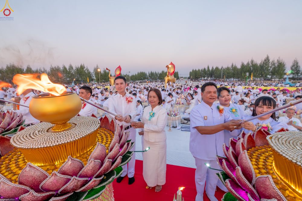 ภาพ No.302156:วันที่ 23 มกราคม พ.ศ. 2569 พิธีจุดประทีปธรรมถวายเป็นพุทธบูชา (ภาพชุดที่ 2) และบูชาธรรมมหาปูชนียาจารย์  ณ อนุสรณ์สถานลำดับที่ 5 สถานที่เผยแผ่วิชชาธรรมกายครั้งแรก อนุสรณ์สถานบางปลา วัดบางปลา อำเภอบางเลน จังหวัดนครปฐม ในโครงการธรรมยาตรา กตัญญูบูชา มหาปูชนีย