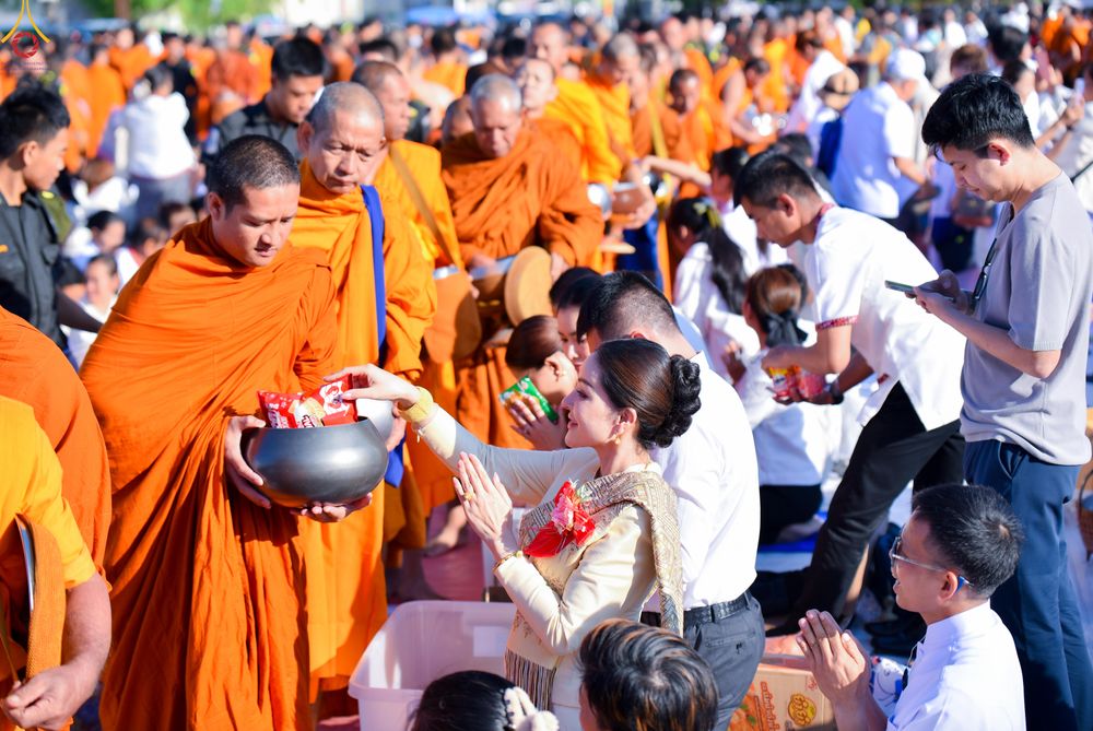 ภาพ No.280254:วันอังคารที่ ๓๐ ธันวาคม พ.ศ. ๒๕๖๘ พิธีตักบาตรพระ ๑,๐๖๙ รูป จังหวัดกาฬสินธุ์   ณ บริเวณสนามหน้าศาลากลาง จังหวัดกาฬสินธุ์ (หลังเก่า)