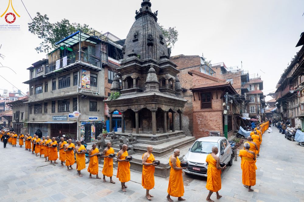 ภาพ No.317252:วันอังคารที่ 31 มีนาคม พ.ศ.2569 จาริกบิณฑบาตแห่งศรัทธา จากวัดอเชศวรสู่สี่แยกปาตันและวัดศรี ประเทศเนปาล