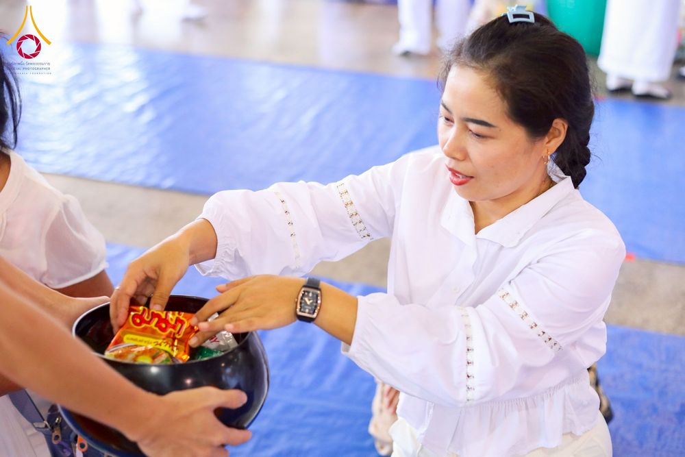 ภาพ No.256867:วันที่ 5 ตุลาคม พ.ศ. 2568 พิธีตักบาตร ข้าวสารอาหารแห้ง ณ บ้านแก้วเรือนทองคุณยายฯ สภาธรรมกายสากล วัดพระธรรมกาย