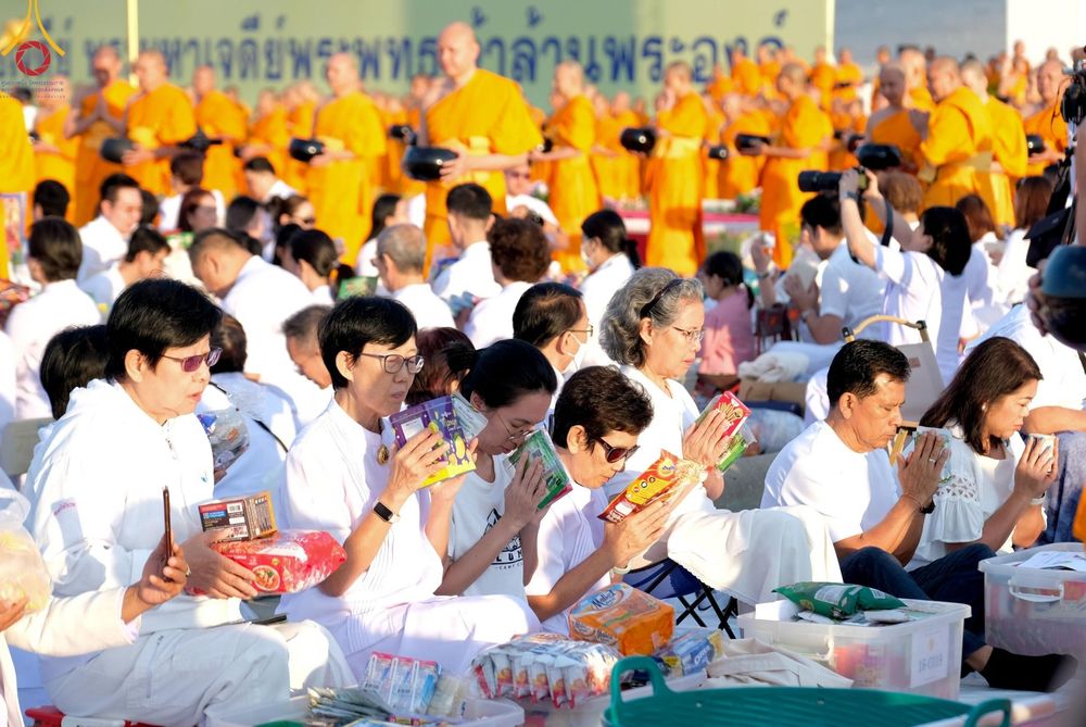 ภาพ No.187832:พิธีตักบาตรฉลองพระใหม่ ต้อนรับพุทธศักราช 2568 ณ ลานธรรมพระมหาธรรมกายเจดีย์ วัดพระธรรมกาย จ.ปทุมธานี วันที่ 1 มกราคม พ.ศ. 2568