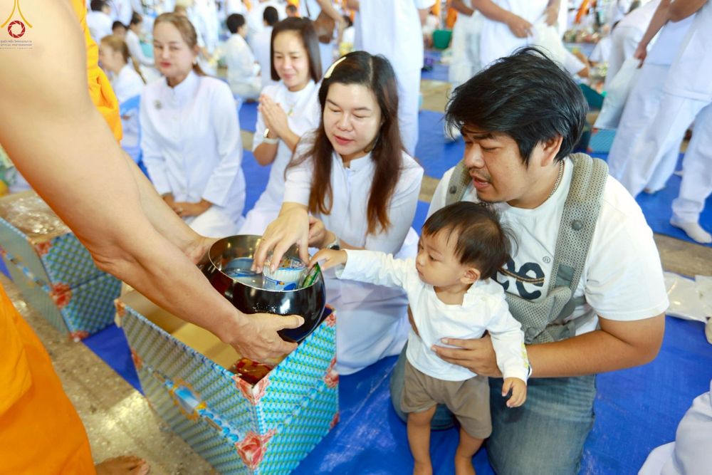 ภาพ No.263965:วันอาทิตย์ที่ 2 พฤศจิกายน พ.ศ. 2568 พิธีตักบาตรอาทิตย์ต้นเดือน ณ บ้านแก้วเรือนทองคุณยายฯ วัดพระธรรมกาย