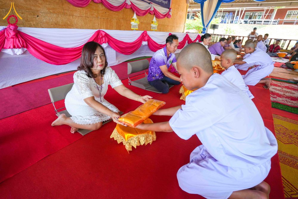 ภาพ No.317656:วันพฤหัสบดีที่ ๒ เมษายน พ.ศ.๒๕๖๙ พิธีบรรพชาสามเณรภาคฤดูร้อน น้อมบูชาธรรมอายุวัฒนมงคล ๘๒ ปี หลวงพ่อธัมมชโย และ ถวายเป็นพระราชกุศลแด่ สมเด็จพระกนิษฐาธิราชเจ้ากรมสมเด็จพระเทพรัตน์ราชสุดาฯ สยามบรมราชกุมารี รุ่นที่ ๑๓ ณ วัดทุ่งเจริญธรรม อำเภออมก๋อย จังหวัดเชี