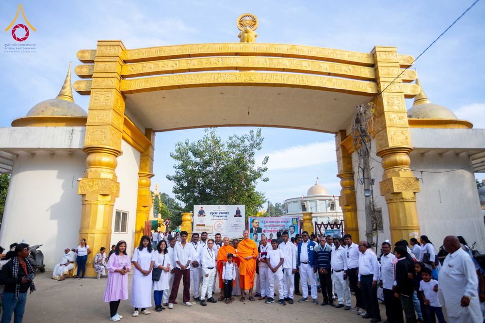 ภาพ No.283776:วันที่ 6-7 ธันวาคม พ.ศ. 2568  พิธีรับมอบหนังสือแสดงเจตจำนงถวายสิทธิครอบครองและใช้ประโยชน์วัดสันติวัน เมืองนาคปูร์  พิธีจุดโคมประทีปถวายเป็นพุทธบูชา และอุทิศบุญกุศลแด่ ดร.บี.อาร์. อัมเบดการ์  พิธีบูชาข้าวพระถ่ายทอดสดจากประเทศไทย