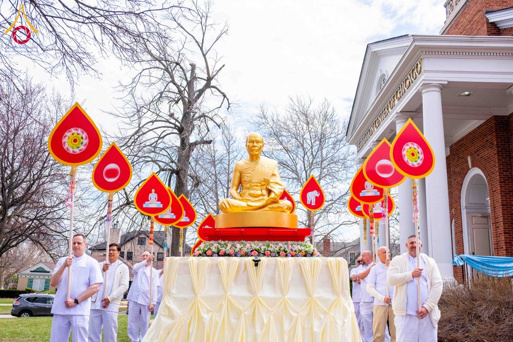 ภาพ No.319068:วันที่ 29 มีนาคม พ.ศ.2569 พิธีอัญเชิญรูปหล่อพระมงคลเทพมุนี (สด จนฺทสโร) ประดิษฐาน ณ ห้องปฏิบัติธรรม “มงคลรัตนโชติ”  วัดพระธรรมกายชิคาโก ประเทศสหรัฐอเมริกา