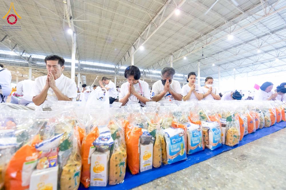 ภาพ No.308214:วันที่ 1  กุมภาพันธ์ พ.ศ. 2569 พิธีตักบาตรข้าวสารอาหารแห้ง ณ บ้านแก้วเรือนทองคุณยาย สภาธรรมกายสากล วัดพระธรรมกาย