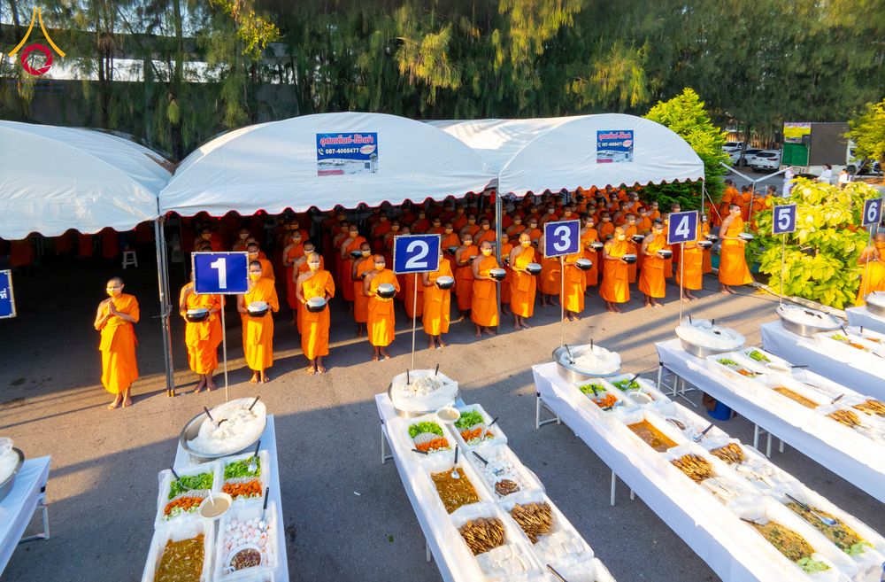 ภาพ No.293584:วันที่ 13 มกราคม พ.ศ. 2569 พิธีถวายภัตตาหารเป็นสังฆทาน แด่พระธรรมยาตรา ณ อนุสรณ์สถานมหาวิหารพระมงคลเทพมุนี (โลตัสแลนด์) อ.สองพี่น้อง จ.สุพรรณบุรี ในโครงการธรรมยาตรา กตัญญูบูชา มหาปูชนียาจารย์ พระมงคลเทพมุนี(สด จนฺทสโร) พระผู้ปราบมาร อนุสรณ์สถาน 7 แห่ง ปี