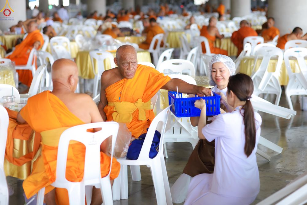 ภาพ No.325935:วันที่ 22 เมษายน พ.ศ.2569(วันคุ้มครองโลก) งานถวายมหาสังฆทาน 40,000 กว่าวัดทั่วประเทศ เจ้าหน้าที่ สาธุชน ร่วมใจจัดเตรียมภัตตาหารเพล (ชุด 2)