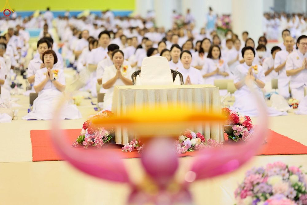 ภาพ No.251274:วันที่ 10 ตุลาคม พ.ศ. 2568 พิธีปฏิบัติธรรม ในวันคล้ายวันเกิด 141 ปี พระมงคลเทพมุนี (สด จนฺทสโร) พระผู้ปราบมาร ณ สภาธรรมกายสากล วัดพระธรรมกาย