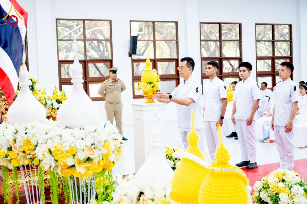 ภาพ No.276035:วันที่ 5 ธันวาคม พ.ศ. 2568 พสกนิกรอำเภอคลองหลวง พร้อมใจบำเพ็ญกุศลอุทิศถวาย “ในหลวงรัชกาลที่ 9” น้อมรำลึกในพระมหากรุณาธิคุณ เนื่องในวันคล้ายวันพระบรมราชสมภพ วันชาติ และวันพ่อแห่งชาติ ณ อาคารปลูกศรัทธา 2 วัดพระธรรมกาย อำเภอคลองหลวง จังหวัดปทุมธานี