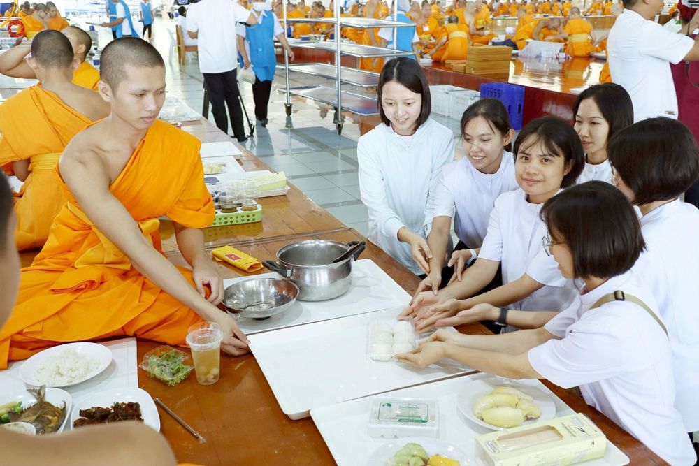 ภาพ No.231919:วันที่ 5 กรกฎาคม พ.ศ. 2568 พิธีถวายภัตตาหารเมนูสวรรค์ เพื่อการบรรลุธรรม ณ หอฉันคุณยายอาจารย์ฯ วัดพระธรรมกาย