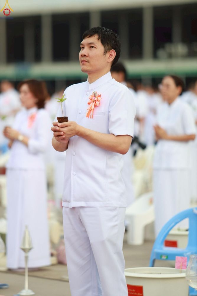 ภาพ No.252913:วันที่ 10 ตุลาคม พ.ศ. 2568 พิธีปลูกต้นทรัพย์บานชื่น ณ ลานธรรม วัดพระธรรมกาย