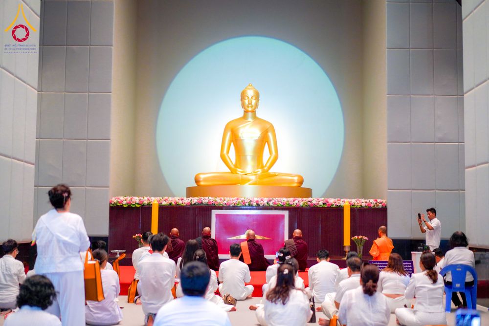 ภาพ No.327700:วันที่ 1-6 พฤษภาคม พ.ศ.2569 ต้อนรับชาวต่างชาติ พระภิกษุ คณะชาวเมียนมาร์  อุบาสิกาชาวอินเดีย เยี่ยมชมวัดพระธรรมกายและสักการะพระมหาธรรมกายเจดีย์