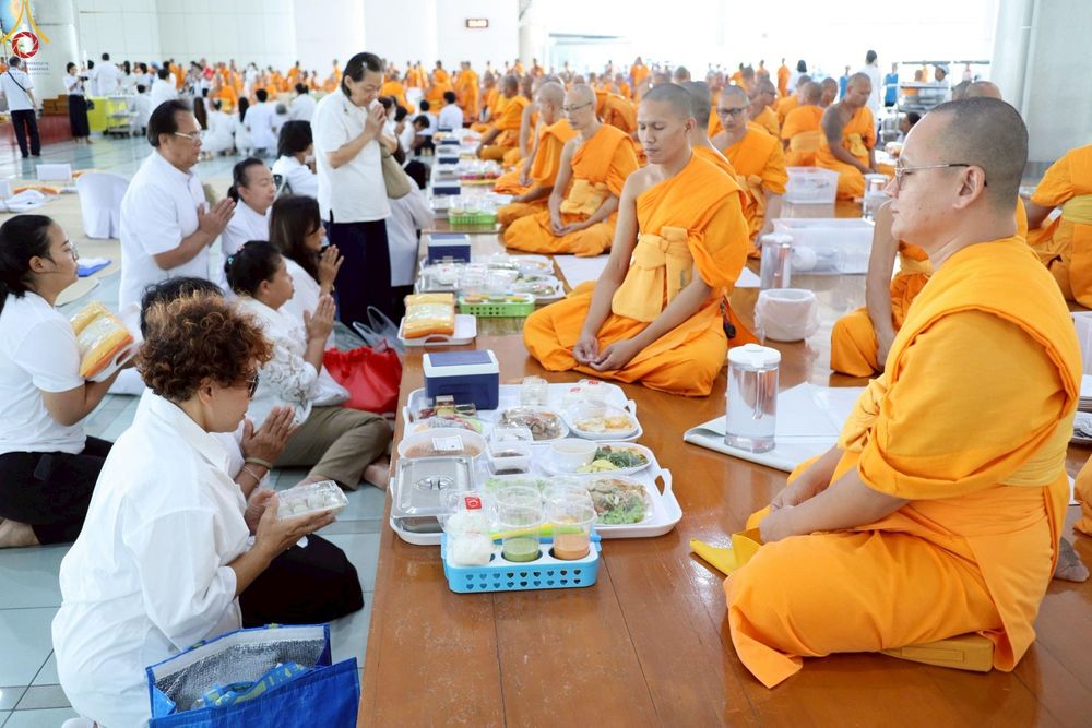 ภาพ No.230441:วันที่ 28 มิถุนายน พ.ศ. 2568 พิธีถวายภัตตาหารเมนูสวรรค์ เพื่อการบรรลุธรรม ณ หอฉันคุณยายอาจารย์ฯ วัดพระธรรมกาย