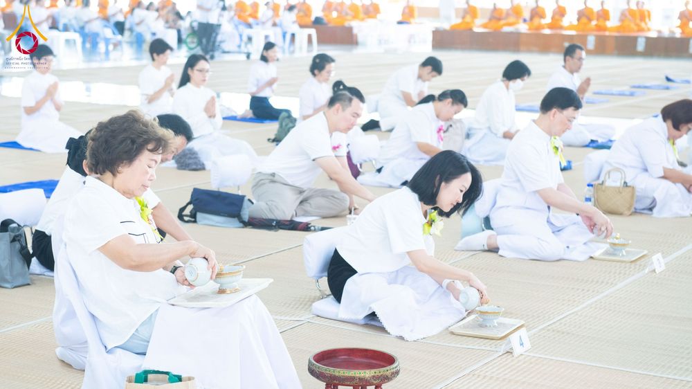 ภาพ No.268326:วันที่ 8 พฤศจิกายน พ.ศ. 2568 พิธีถวายภัตตาหารเมนูสวรรค์ เพื่อการบรรลุธรรม ณ หอฉันคุณยายอาจารย์ฯ วัดพระธรรมกาย