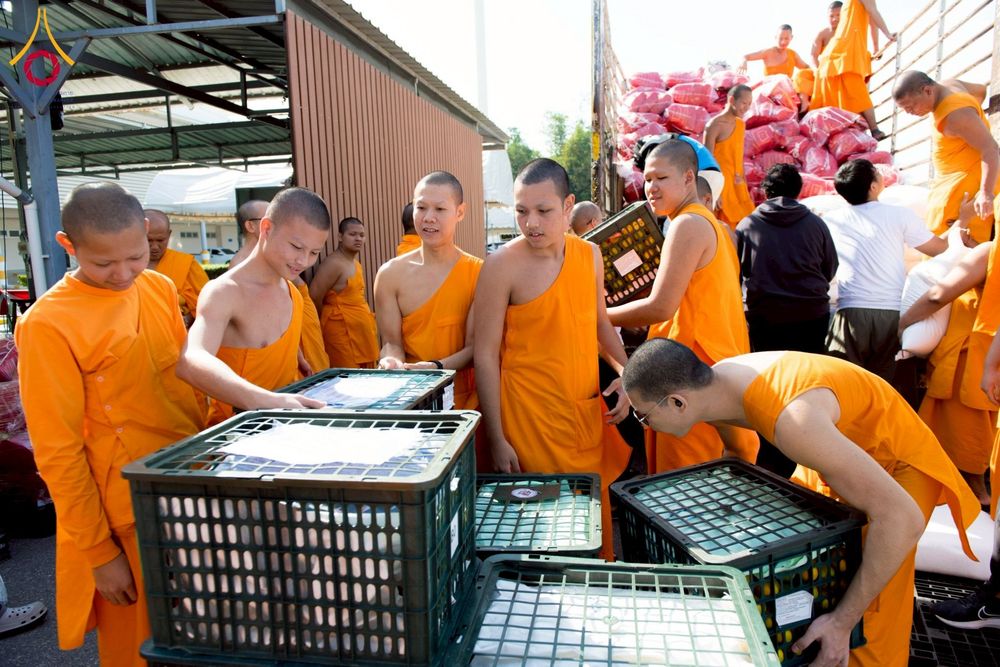 ภาพ No.273696:วันที่ 27 พฤศจิกายน พ.ศ. 2568 คณะศิษยานุศิษย์วัดพระธรรมกาย มูลนิธิธรรมกาย มอบอาหารและสิ่งของความช่วยเหลือให้พี่น้องชาวใต้ ผู้ประสบอุทกภัยน้ำท่วม