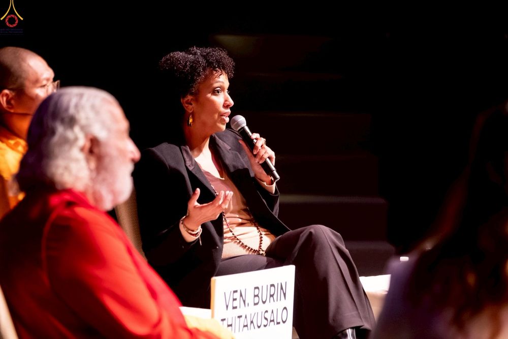 ภาพ No.249777:วันอาทิตย์ที่ 28 กันยายน พ.ศ. 2568 การปฏิบัติธรรมบูชาธรรม 108 ปี แห่งการบรรลุธรรมของหลวงปู่วัดปากน้ำ ได้จุดประทีปสันติภาพไปทั่วโลก และได้ร่วมเสวนาทางปัญญา เพื่อการขยายพระพุทธศาสนาวิชชาธรรมกายไปทั่วโลก  ในงาน HTC Newyork USA