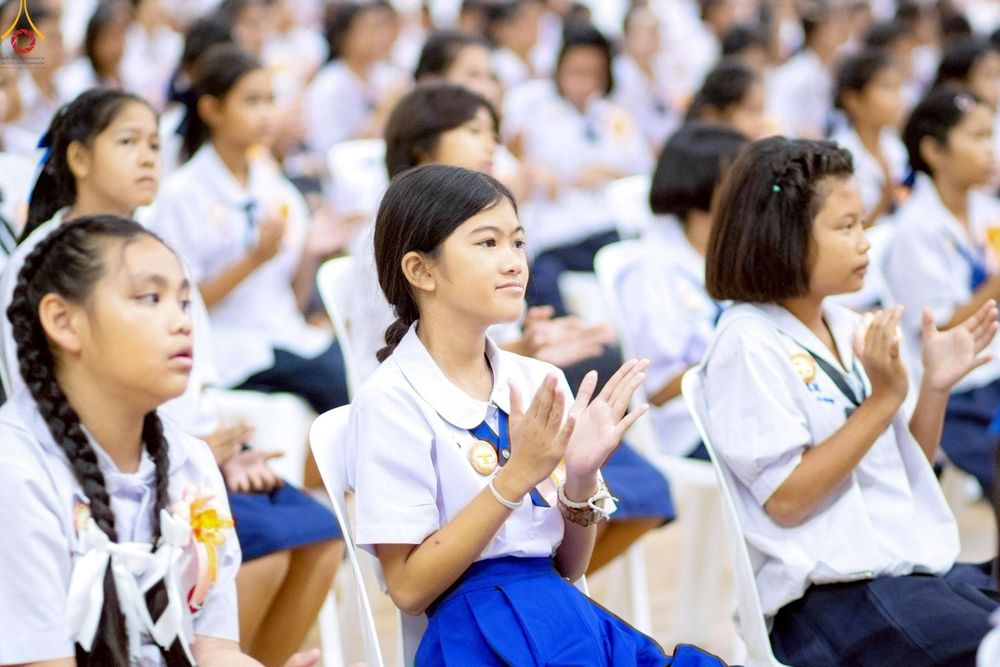 ภาพ No.245937:วันเสาร์ที่ 13 กันยายน พ.ศ. 2568 พิธีมอบผ้าไตรประธานกฐินสัมฤทธิ์เด็กดี V-Star ณ สภาธรรมกายสากล วัดพระธรรมกาย