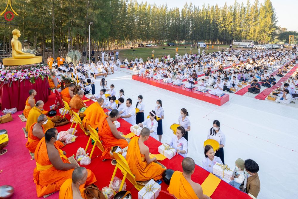 ภาพ No.103861:พิธีตักบาตรพระ 1,000 รูป ครั้งที่ 7 ถวายเป็นพุทธบูชา เพื่อช่วยเหลือคณะสงฆ์ 323 วัด 4 จังหวัดชายแดนภาคใต้ และถวายแด่คณะสงฆ์จังหวัดพิษณุโลก ณ ลานธรรมธุดงคสถานพิษณุโลก อ.วังทอง จ.พิษณุโลก วันที่ 24 ธันวาคม พ.ศ. 2566