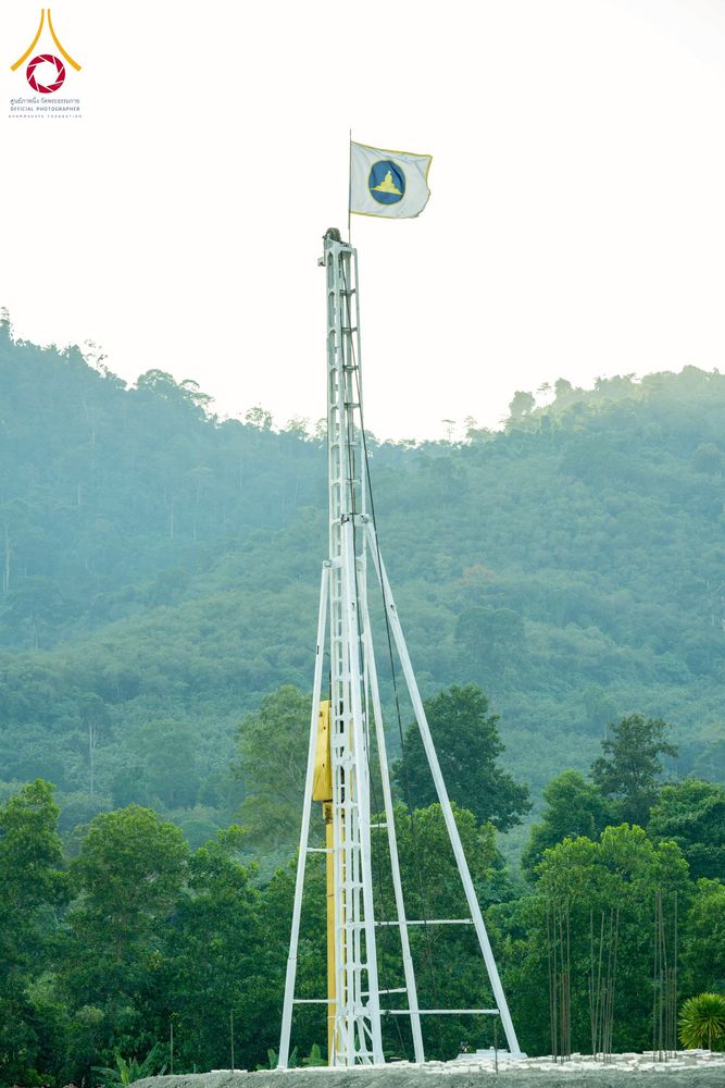 ภาพ No.275106:วันอาทิตย์ที่ 30 พฤศจิกายน พ.ศ. 2568 พิธีตอกเสาเข็ม "สร้างองค์พระเจดีย์เพื่อสร้างสันติภาพโลก" ต้นสุดท้าย ณ ศูนย์ปฏิบัติธรรมระยอง (บ้านช่องลม)